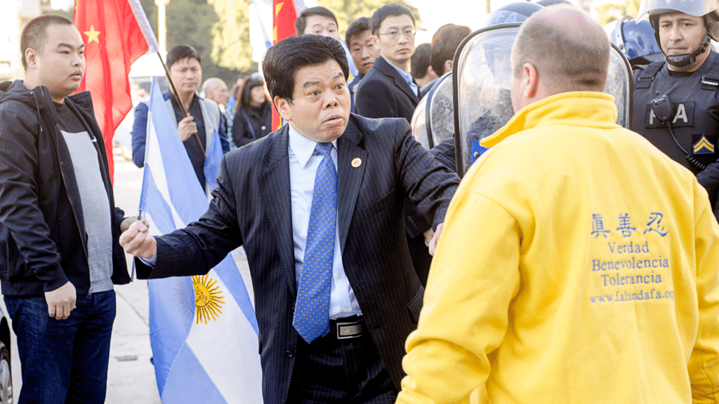 A Chinese delegate threatens a Falun Gong practitioner in Argentina