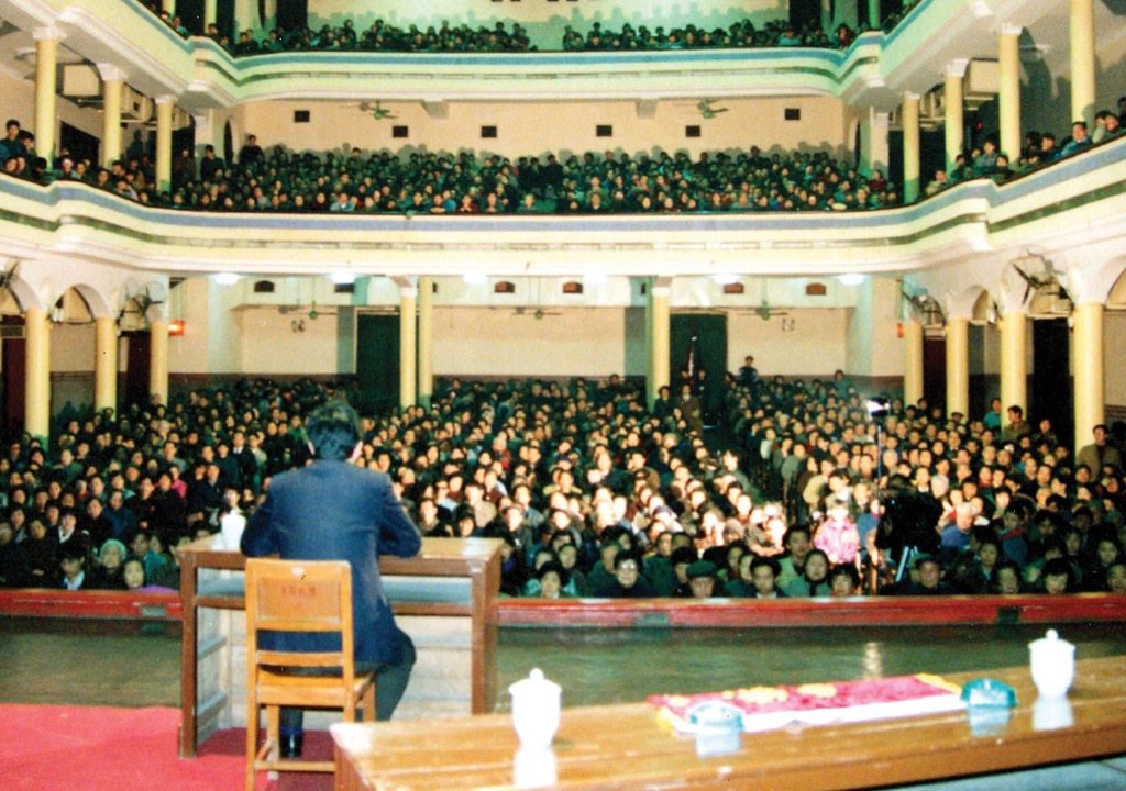 Mr. Li Hongzhi gives a lecture in Wuhan