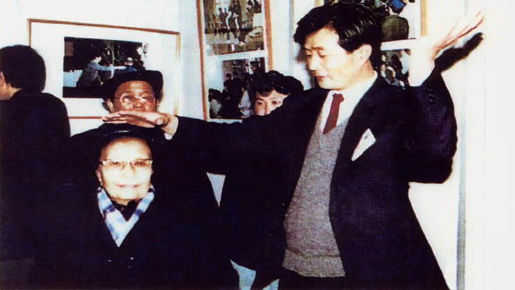 Gospodin Li Hongzhi pruža qigong tretman posjetiocima Azijskog sajma zdravlja 1992